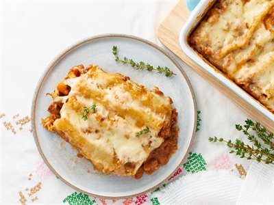 Oven-Baked Cannelloni with Rich Meat Filling and Creamy Béchamel