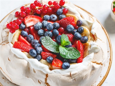 Pavlova – Elegant Meringue Dessert with Whipped Cream and Fresh Berries